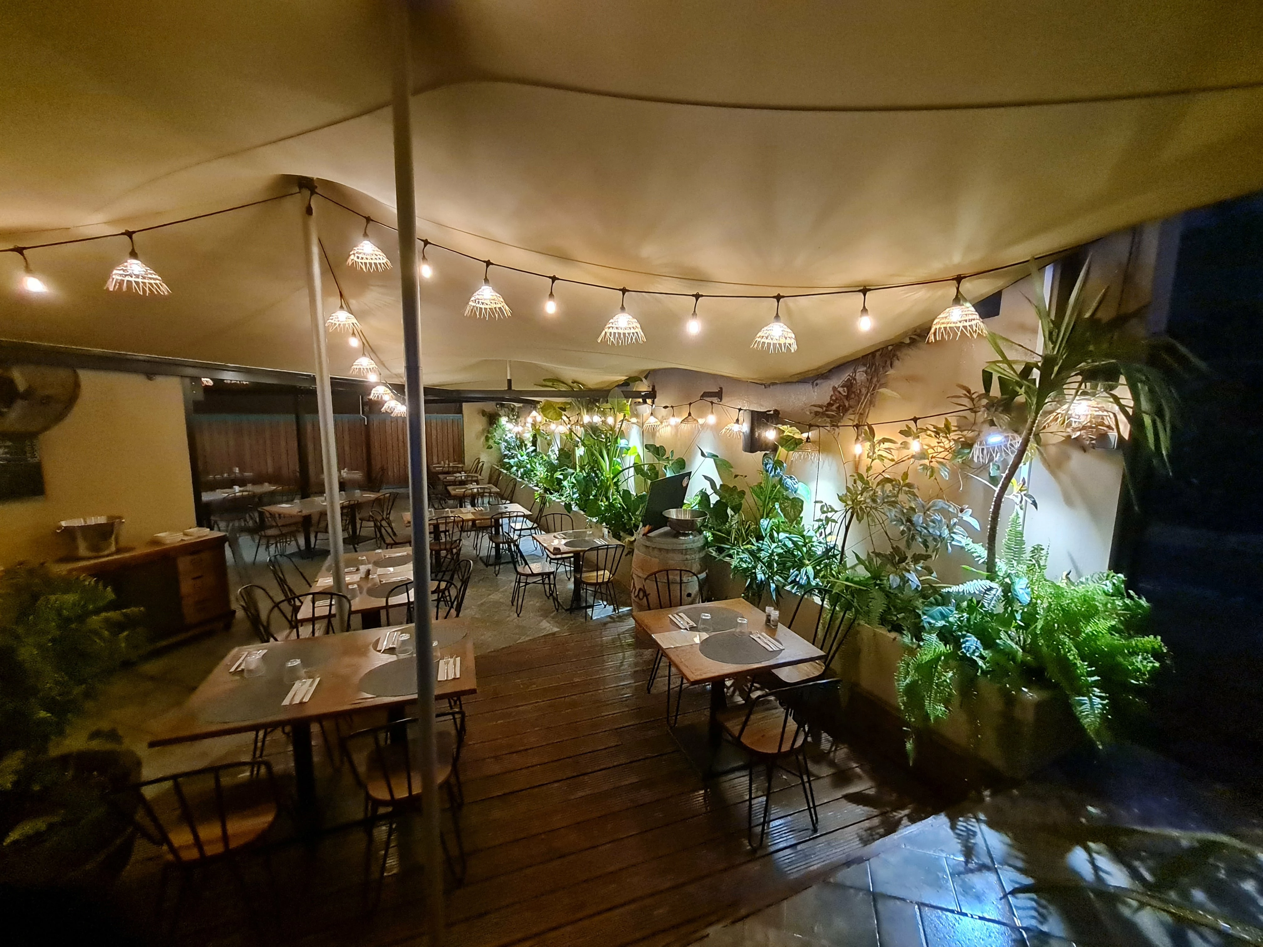 intérieur de restaurant éclairé tente bedouins